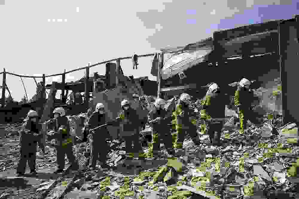 当地时间2022年6月29日，乌克兰波尔塔瓦州克列缅丘格市，购物中心爆炸救援继续，消防员清理废墟并继续搜寻遇难者。 视觉中国 图