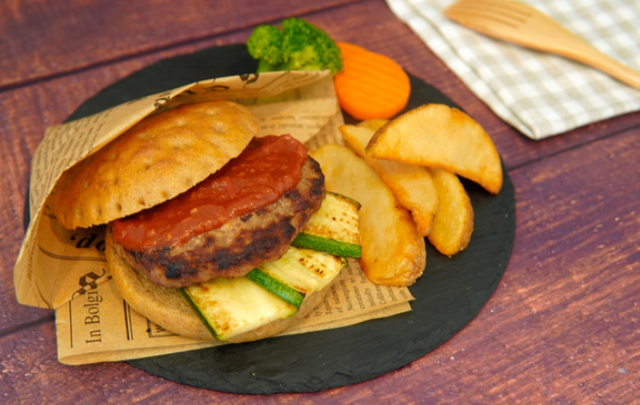 日本飞机餐首次推出昆虫食品:汉堡含蟋蟀粉末