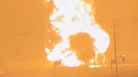 青海一油罐车爆炸 巨响后火焰腾起