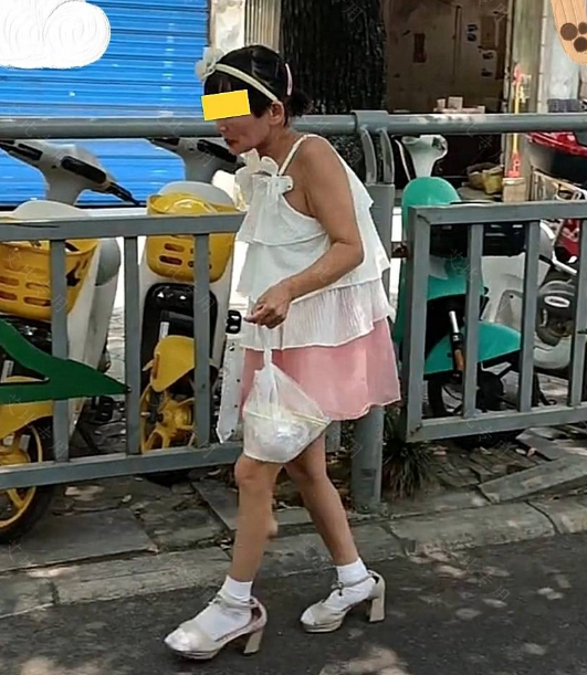 这名56岁的女子早年间来到城市打工，如今她也已经儿女双全，孙子也都上了小学，女子每天在家里畅享天伦之乐。